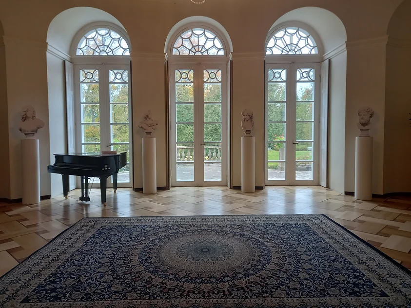 Pianīns un zaļais paklājs